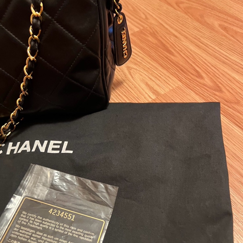Chanel Black Quilted Shoulder Bag with Gold Chain - Picture 4 of 10
